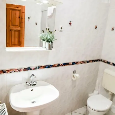 Gyorfi Apartmanhaz * Замарди