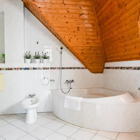 Gyorfi Apartmanhaz * Замарди